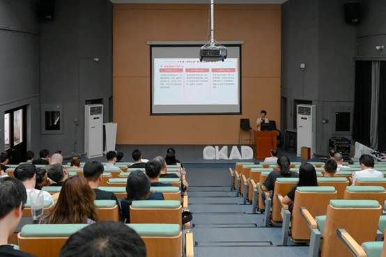 会议室里的人们 AI 生成的内容可能不正确。