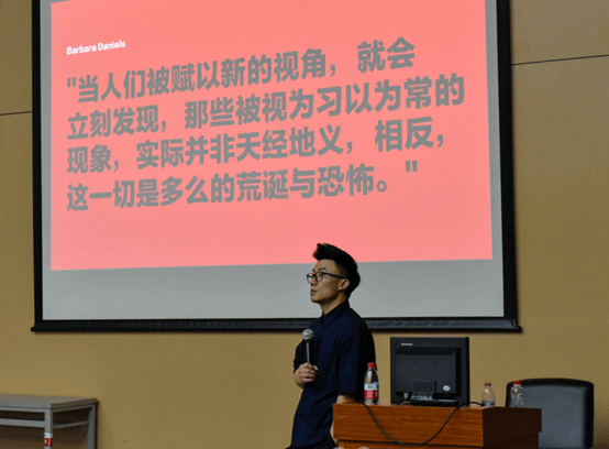 人在电视前 AI 生成的内容可能不正确。