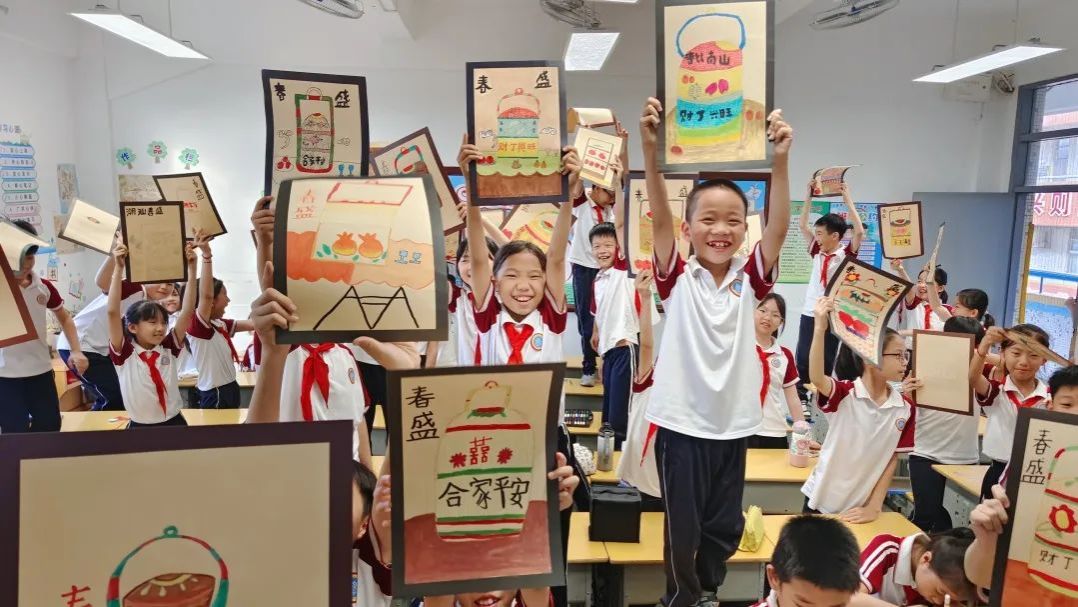 一群人正在听演讲 AI 生成的内容可能不正确。