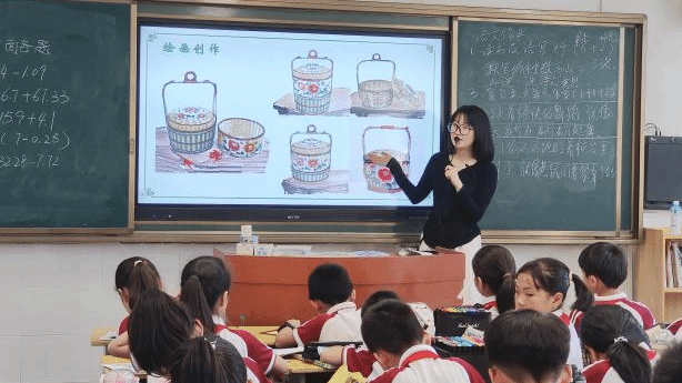 一群小孩在桌子上 AI 生成的内容可能不正确。