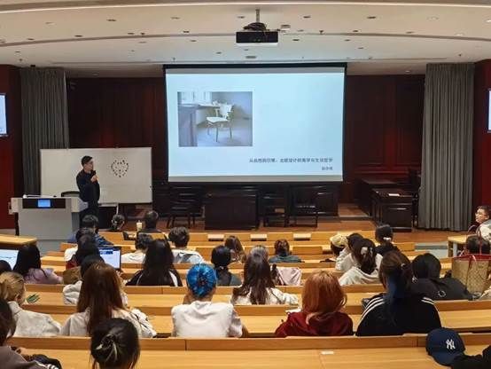 会议室里的人们 AI 生成的内容可能不正确。