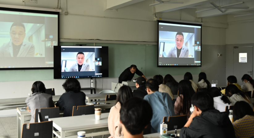 一群人在房间里的电视描述已自动生成