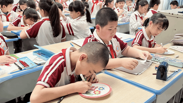 图片包含 游戏机, 桌子, 房间, 图书馆 AI 生成的内容可能不正确。