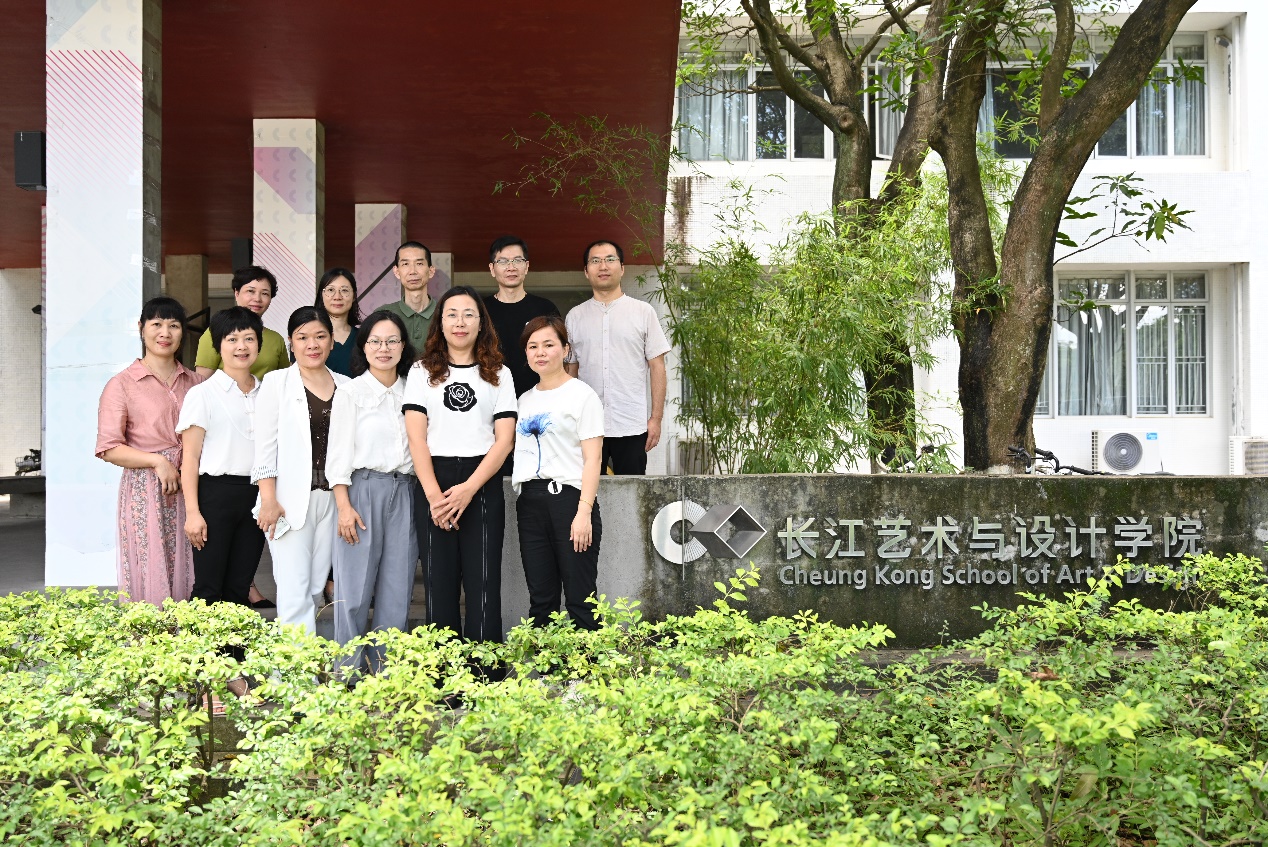 一群人站在房子前面描述已自动生成