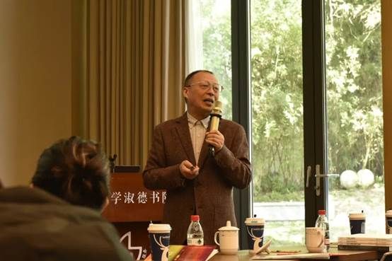 男人和女人在窗户前 AI 生成的内容可能不正确。