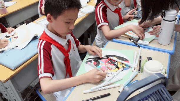 桌子上有小孩在吃东西 AI 生成的内容可能不正确。