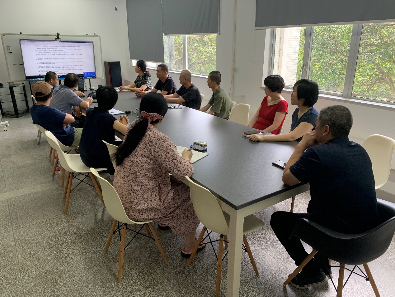 一群人在餐厅的椅子上描述已自动生成