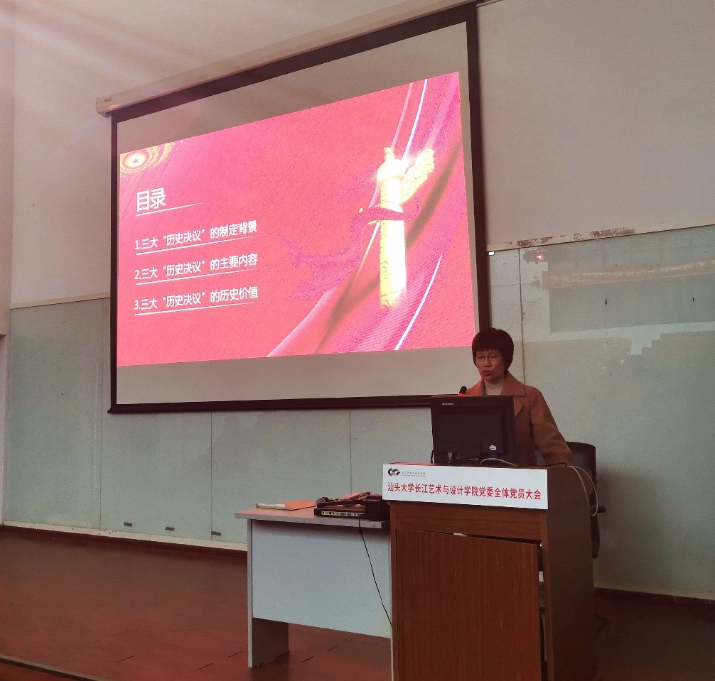 冰箱上贴着许多海报描述已自动生成