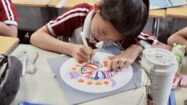 桌子前吃东西的小孩 AI 生成的内容可能不正确。