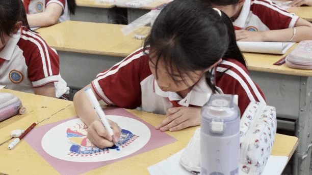 小孩们在桌子边 AI 生成的内容可能不正确。