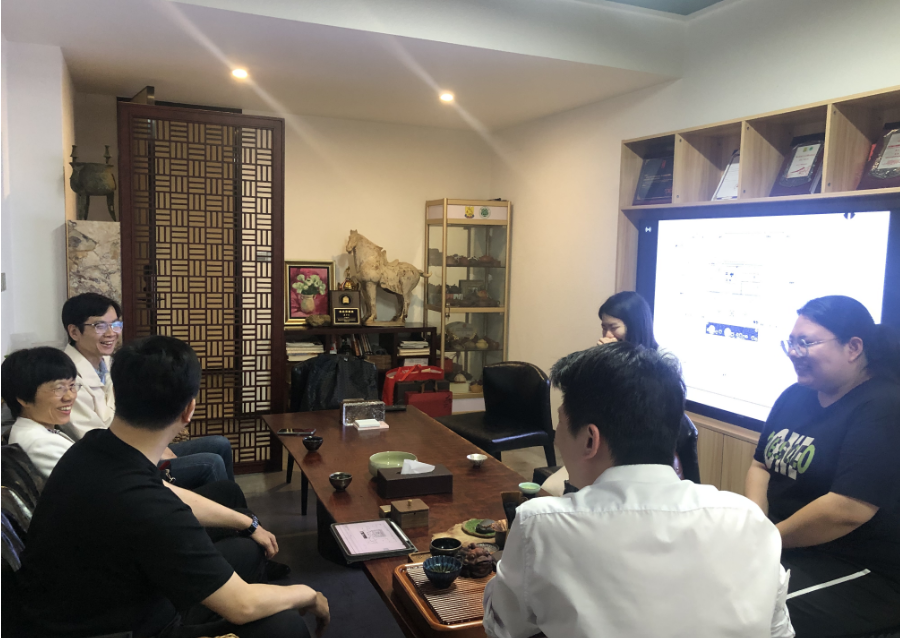 会议室里的人们描述已自动生成