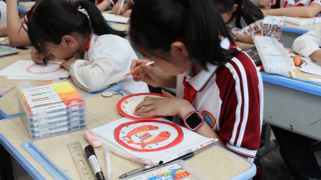 大厅里的人们 AI 生成的内容可能不正确。