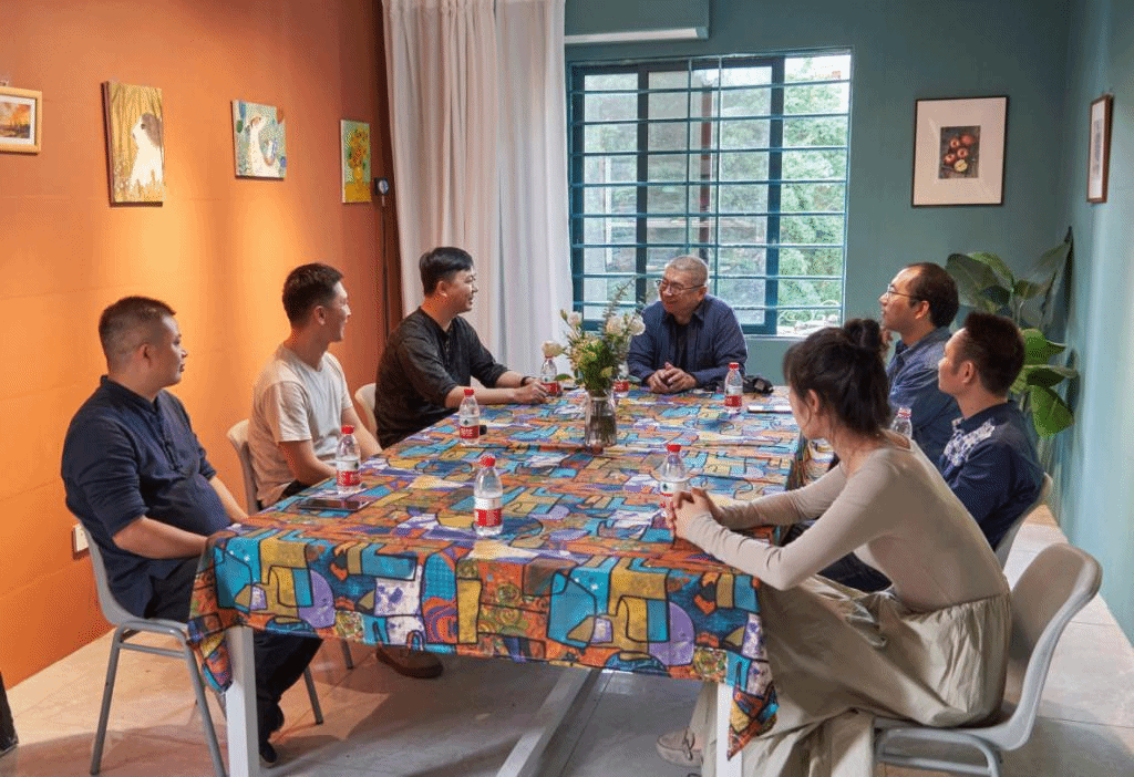 一群人坐在桌子前描述已自动生成