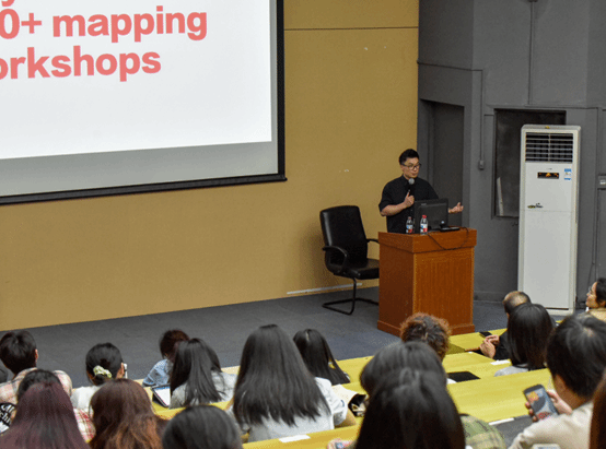 一群人在台上演讲 AI 生成的内容可能不正确。