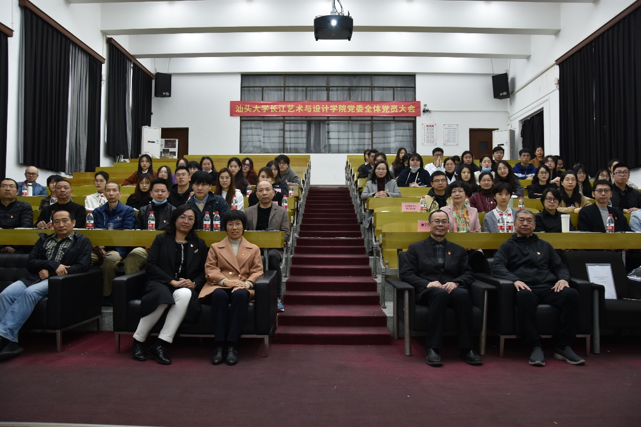 会议室里的人们描述已自动生成