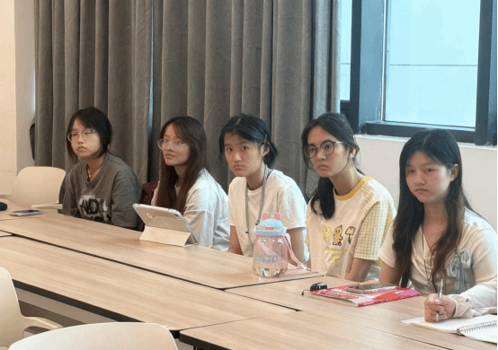 一群人坐在桌子前 AI 生成的内容可能不正确。