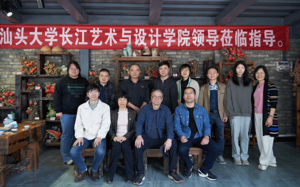 一群人站在商店前描述已自动生成