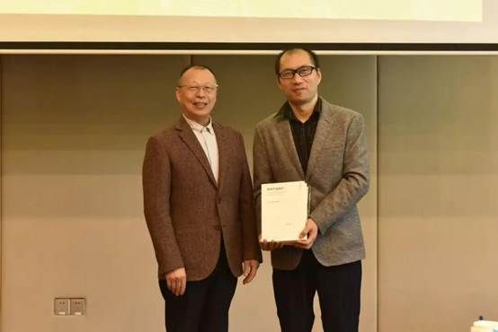 穿西装的男人站在一起 AI 生成的内容可能不正确。