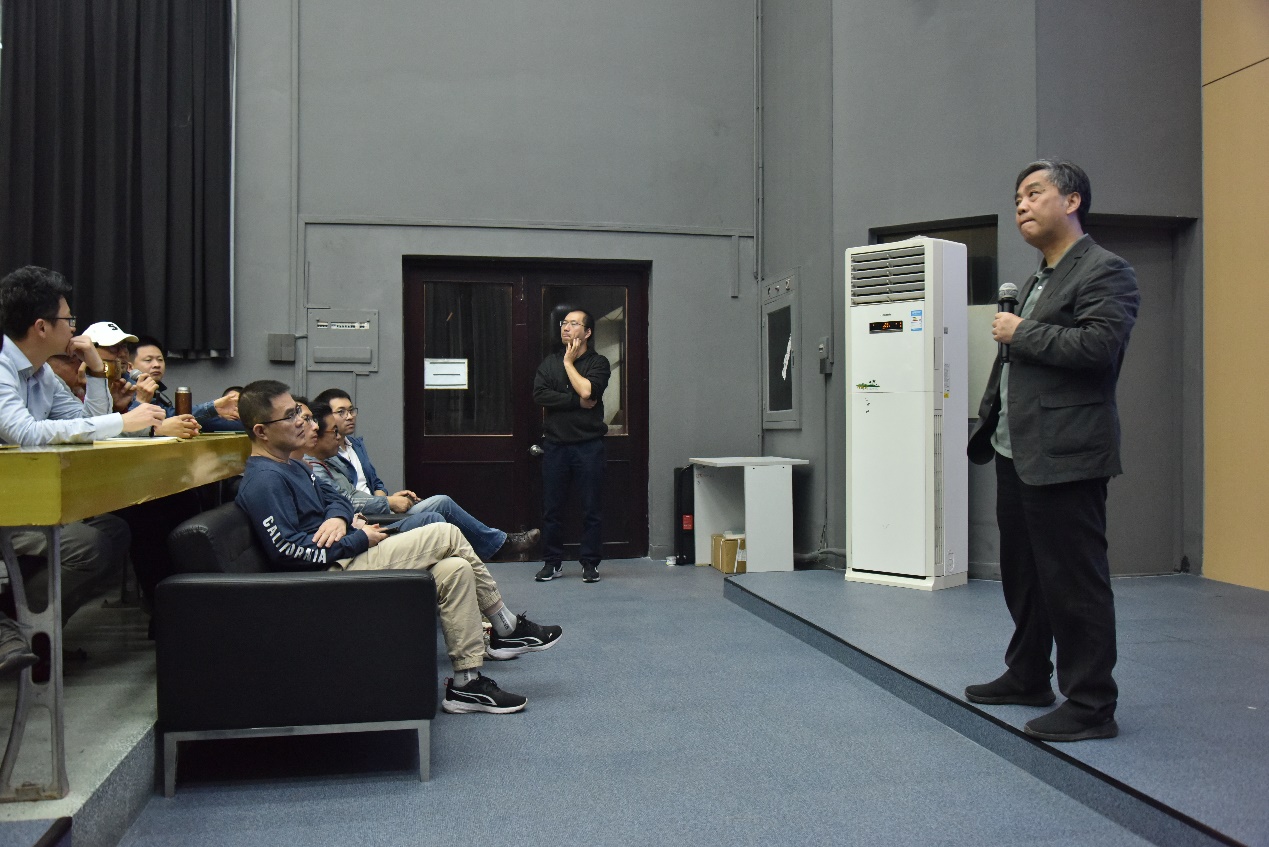 图片包含 室内, 人, 男人, 女人描述已自动生成