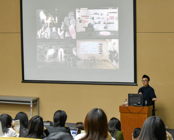 一群人在观看电视 AI 生成的内容可能不正确。