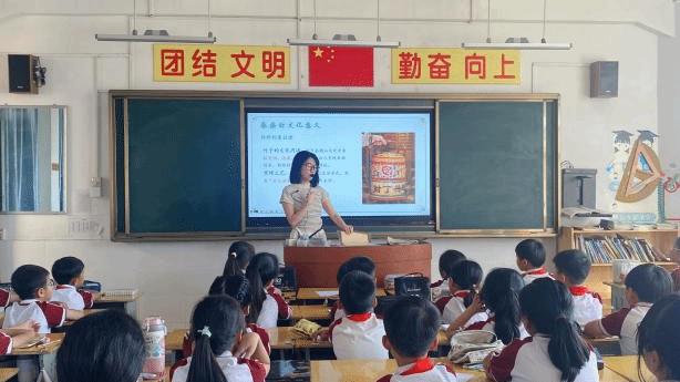 小孩们在桌子边 AI 生成的内容可能不正确。