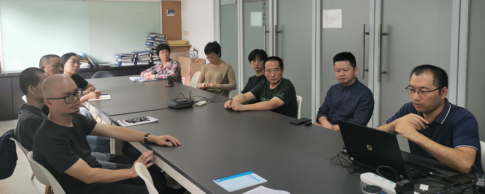 一群人坐在桌子前描述已自动生成