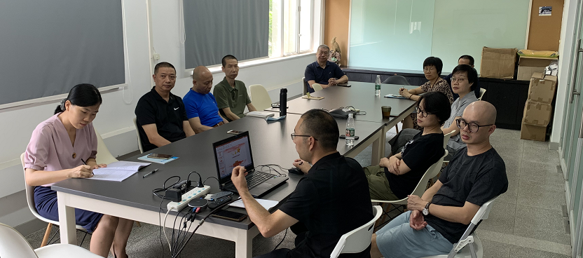 会议室里的人们描述已自动生成