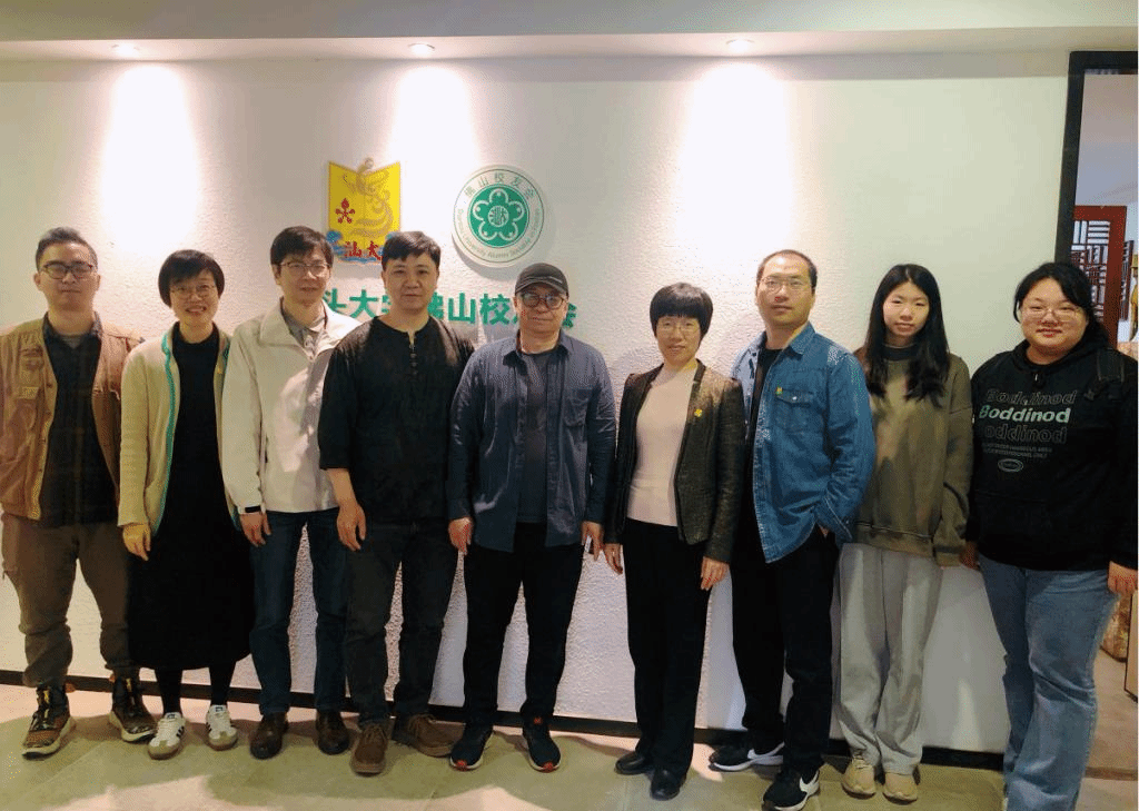 一群人站在一起描述已自动生成