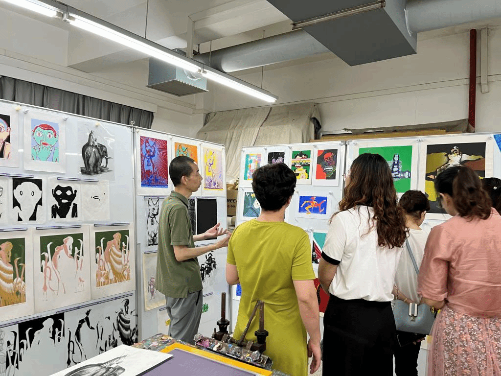 一群人站在室内描述已自动生成