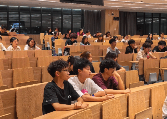 礼堂里有许多人 AI 生成的内容可能不正确。