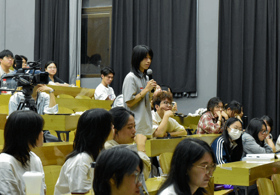 会议室里的人们 AI 生成的内容可能不正确。