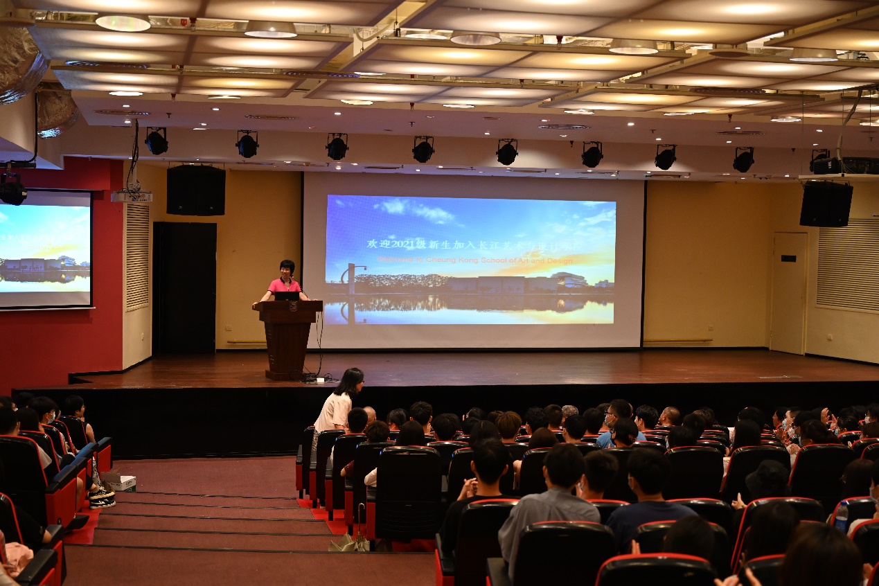 会议室里的人们描述已自动生成