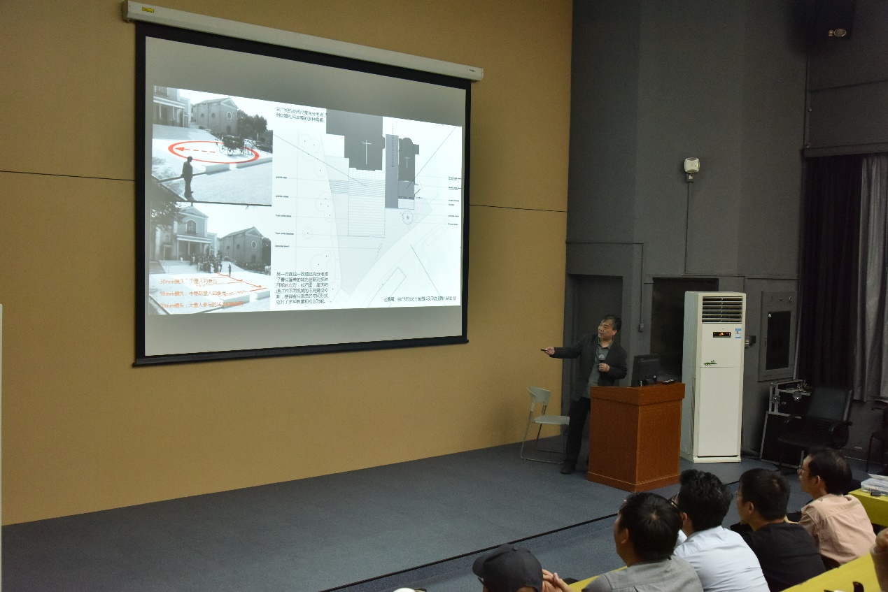 一群人在房间里描述已自动生成