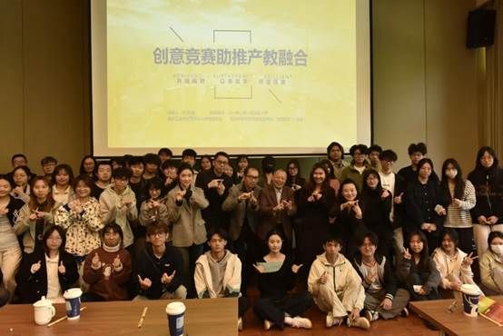 一群人站在台上 AI 生成的内容可能不正确。