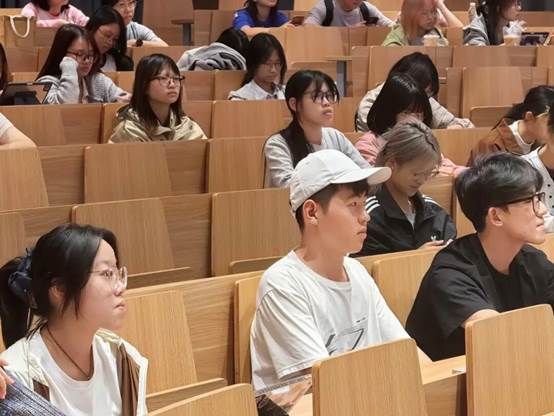 图片包含 游戏机, 礼堂, 房间, 图书馆 AI 生成的内容可能不正确。