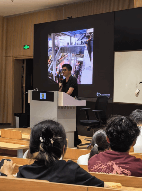 猫趴在电视前的人 AI 生成的内容可能不正确。