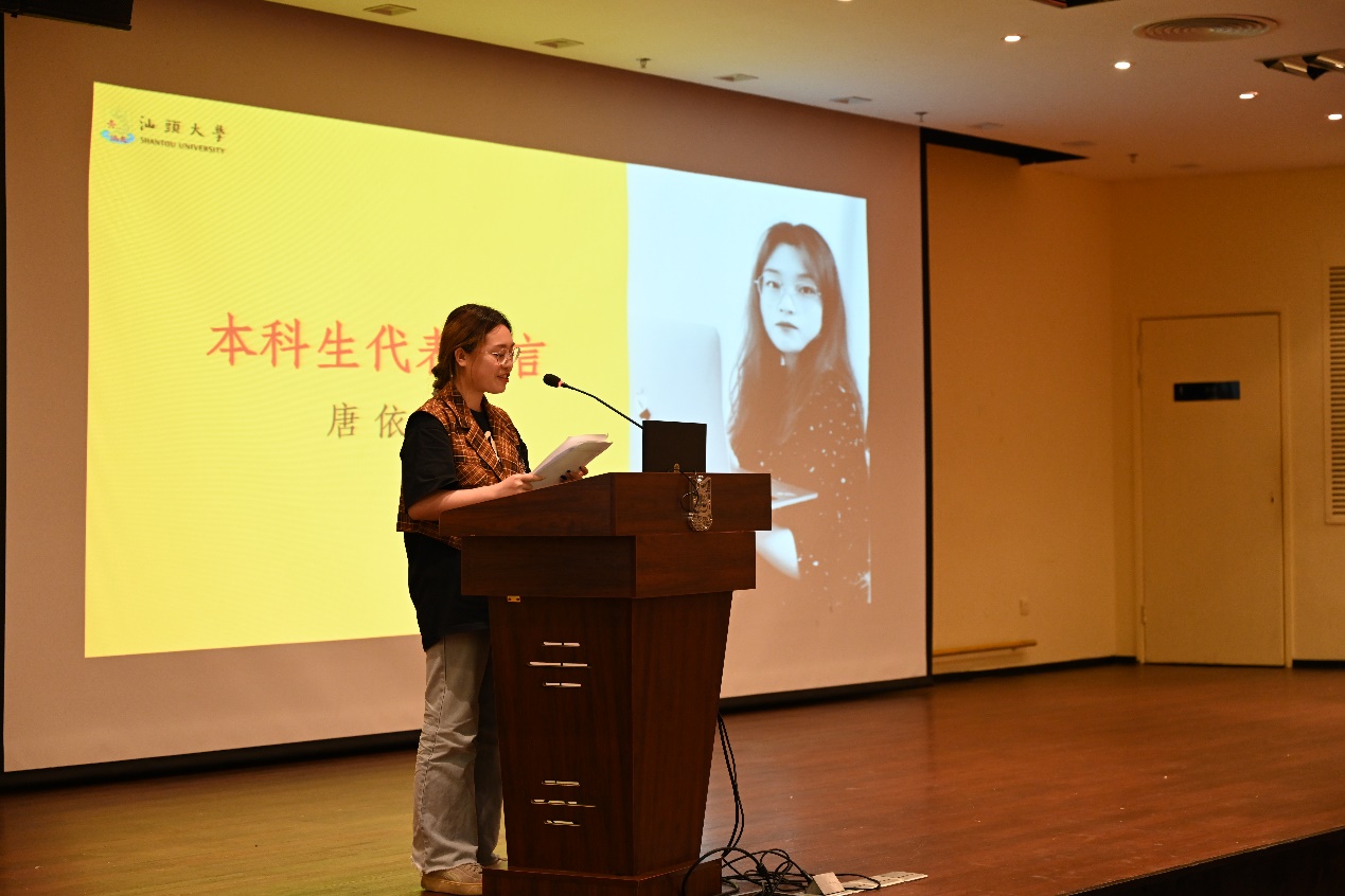 人站在电视前描述已自动生成