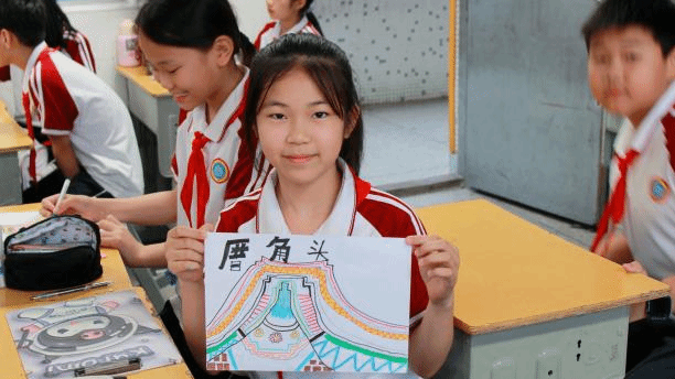 一群小孩在桌子边 AI 生成的内容可能不正确。